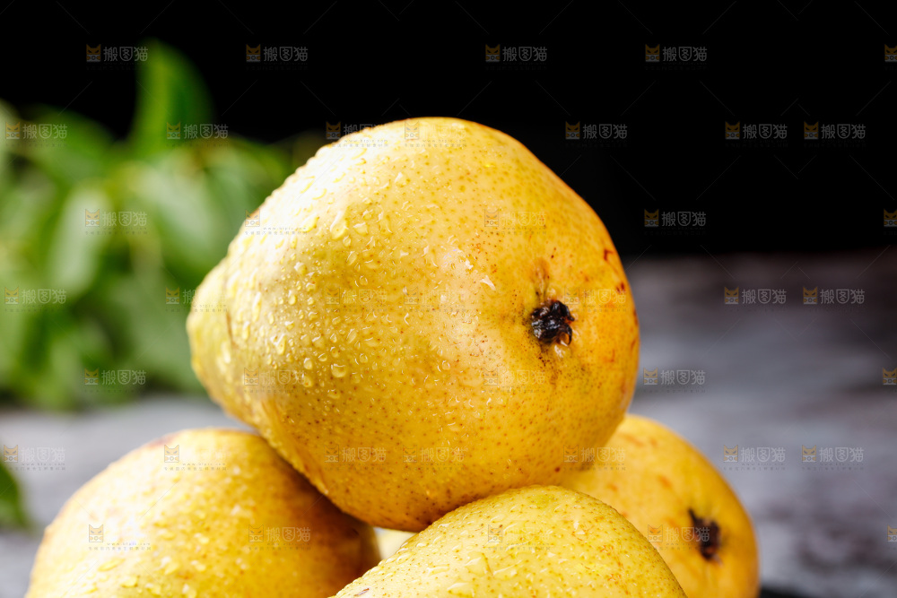 堆放着的新鲜太婆梨