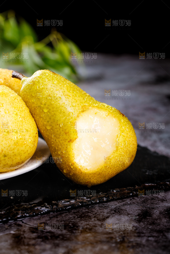 黑石板上放着的太婆梨