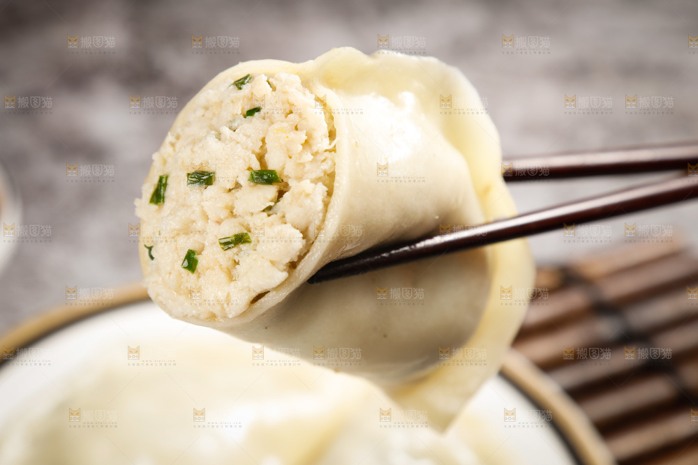 筷子上夹着鲅鱼大饺子