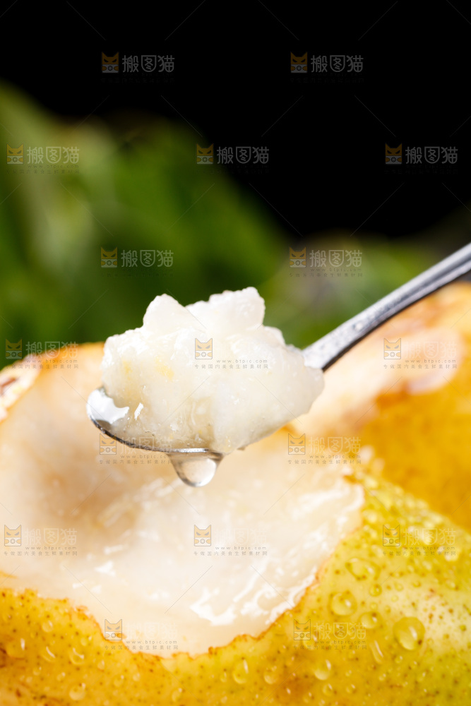 勺子上的太婆梨果肉