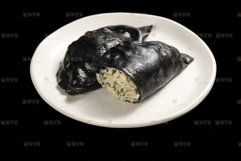 盘子里的墨鱼大饺子