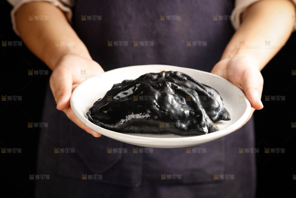 手里端着一盘墨鱼大饺子