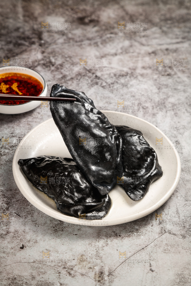 筷子上夹着墨鱼大饺子