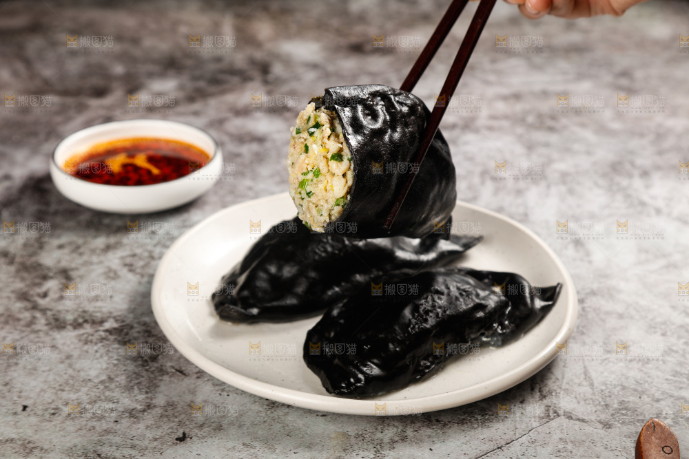 筷子上夹着墨鱼大饺子