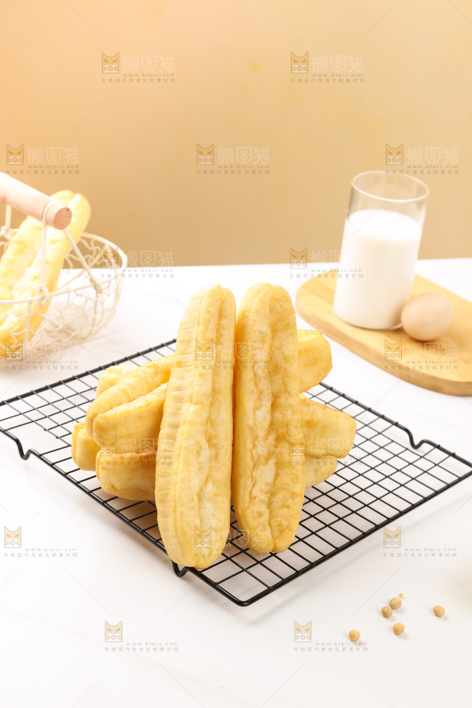网格盘上放着的油条