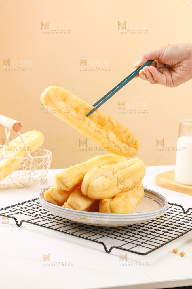 筷子夹着的油条