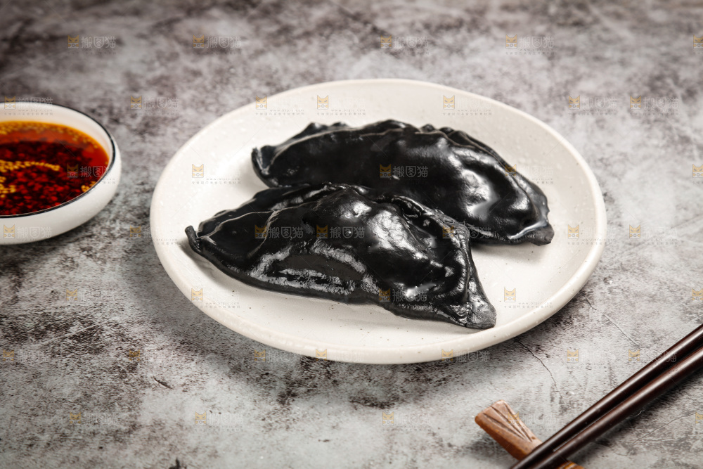 盘子里的墨鱼大饺子