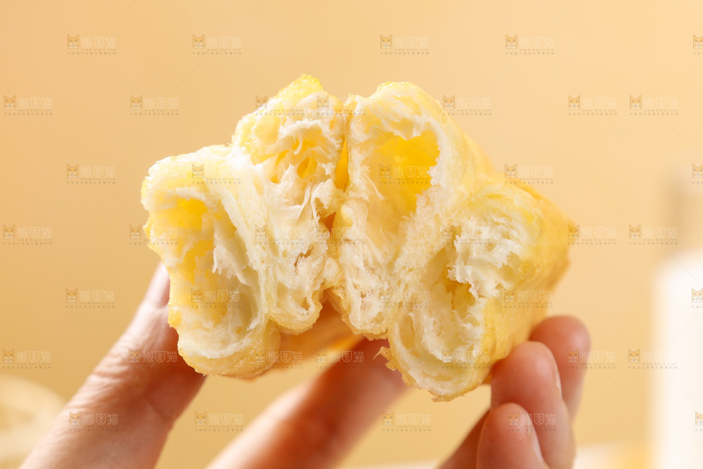 手上撕开的油条