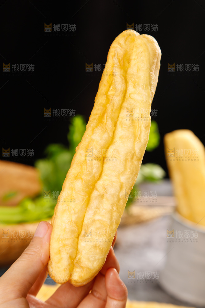 手上拿着香酥油条