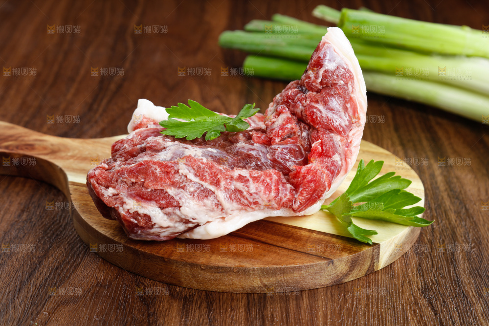 木底上的一盘新鲜猪肉