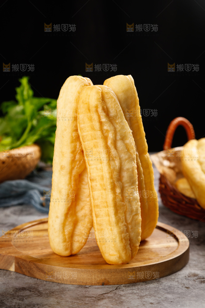 木板上摆放的炸油条