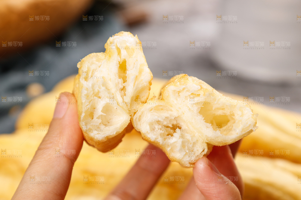 手上拿着香酥油条