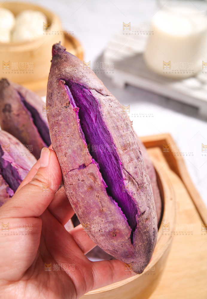 手里拿着大紫薯