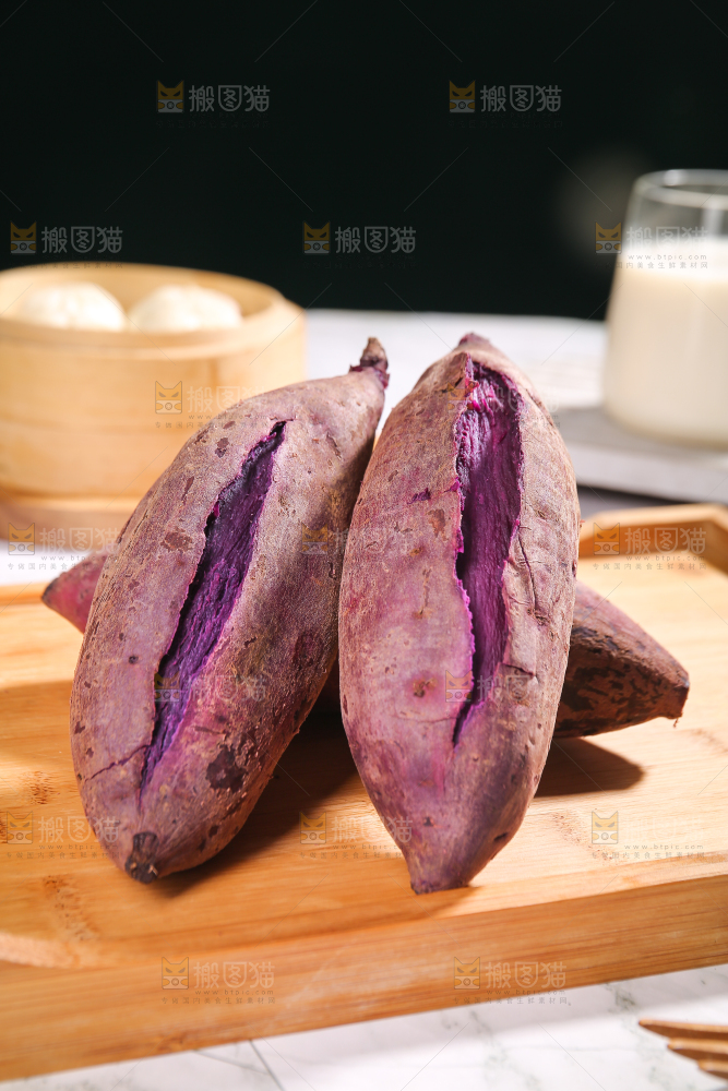 木盘上放着紫罗兰紫薯