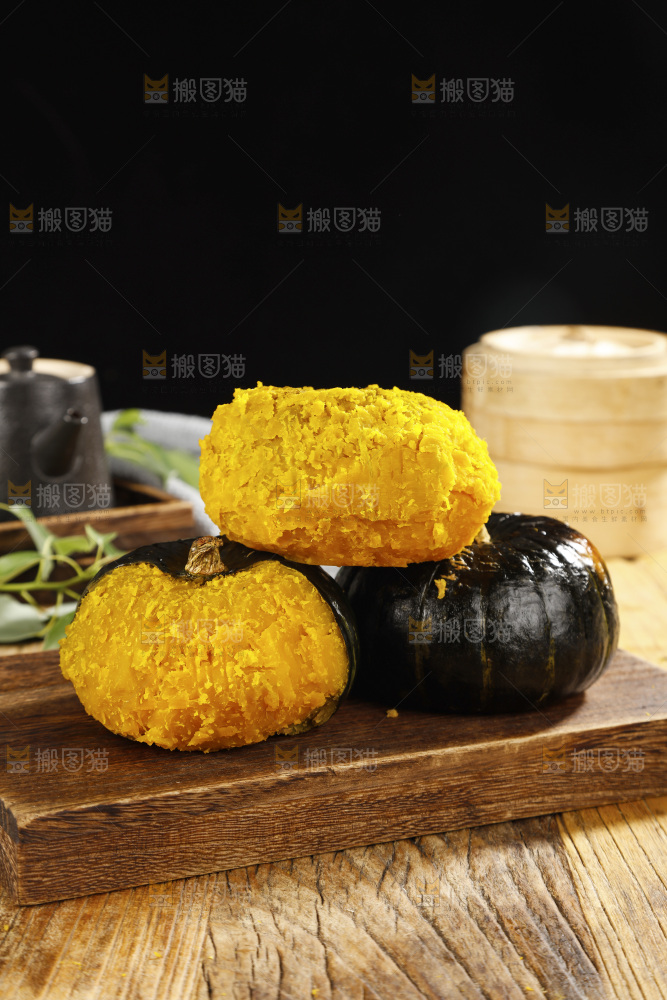 木底上放着的板栗南瓜