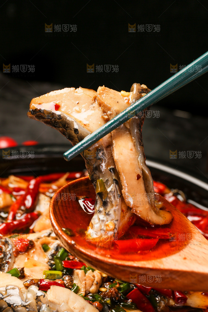 筷子夹着麻辣鱼片