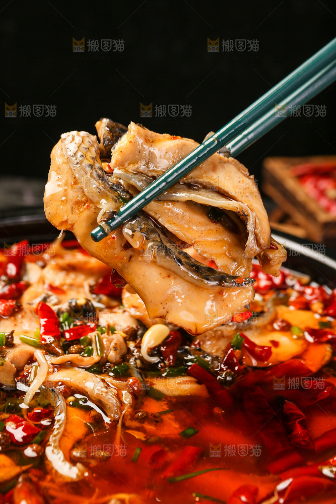 筷子上夹着水煮鱼片