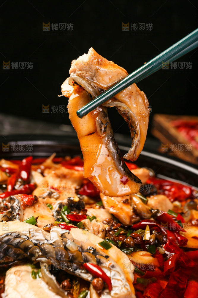 筷子上夹着水煮鱼片