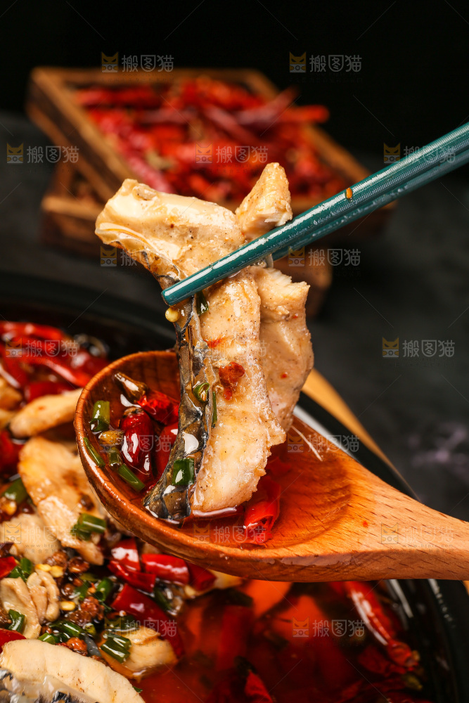 筷子夹着麻辣鱼片