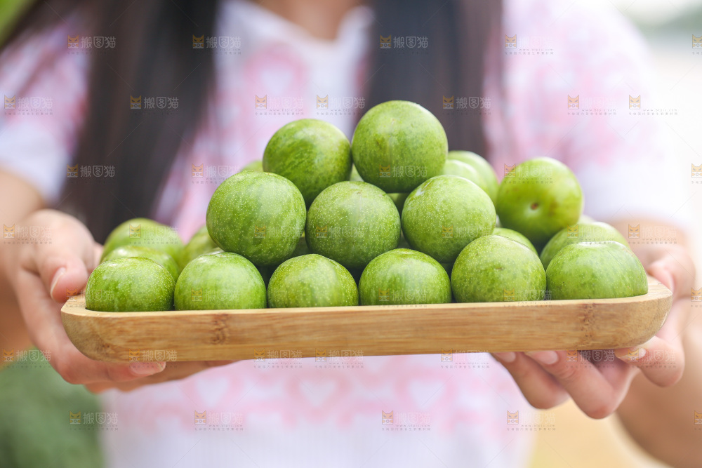 手里端着一盘脱骨李