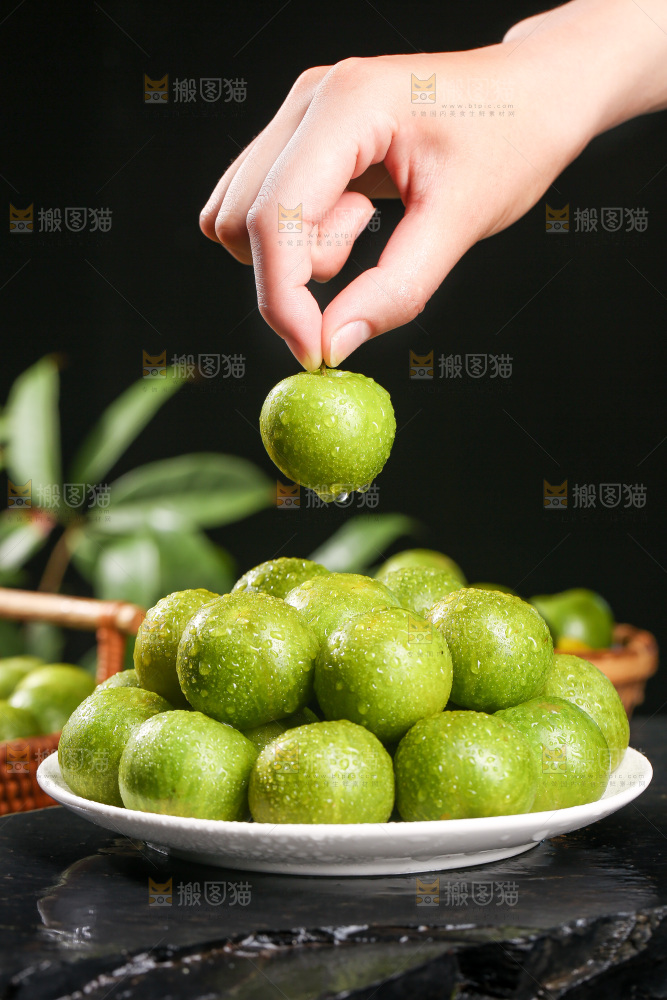 手拿着新鲜脱骨李