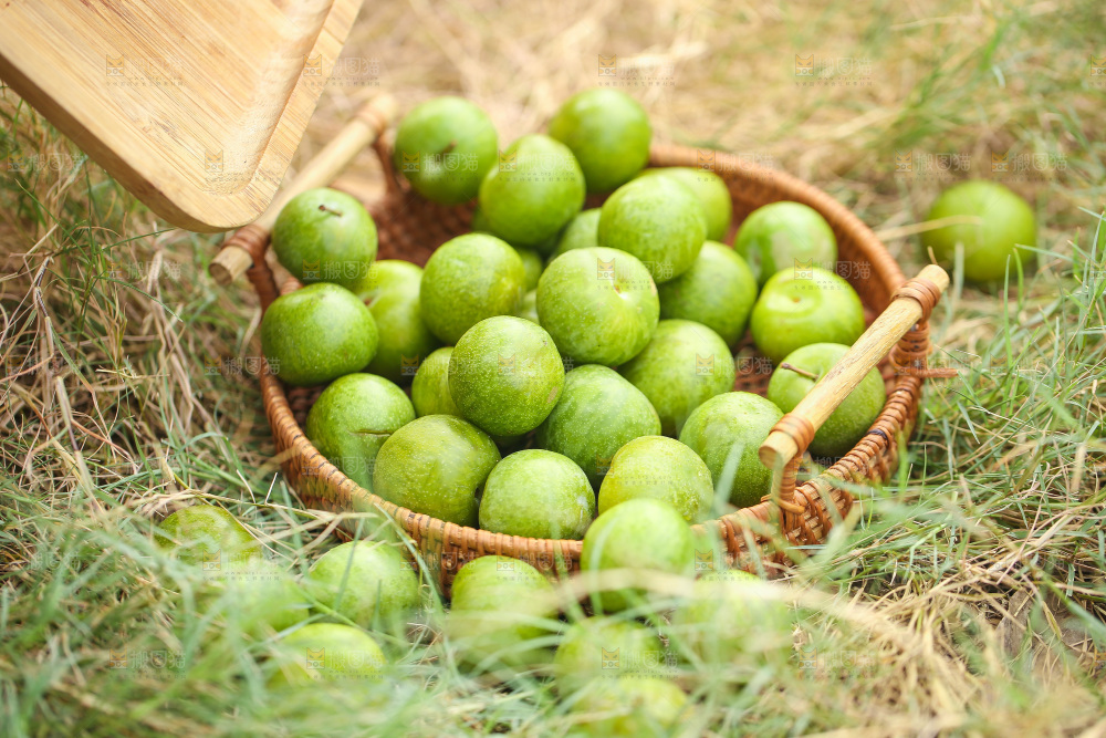 草地上放着的青脆李