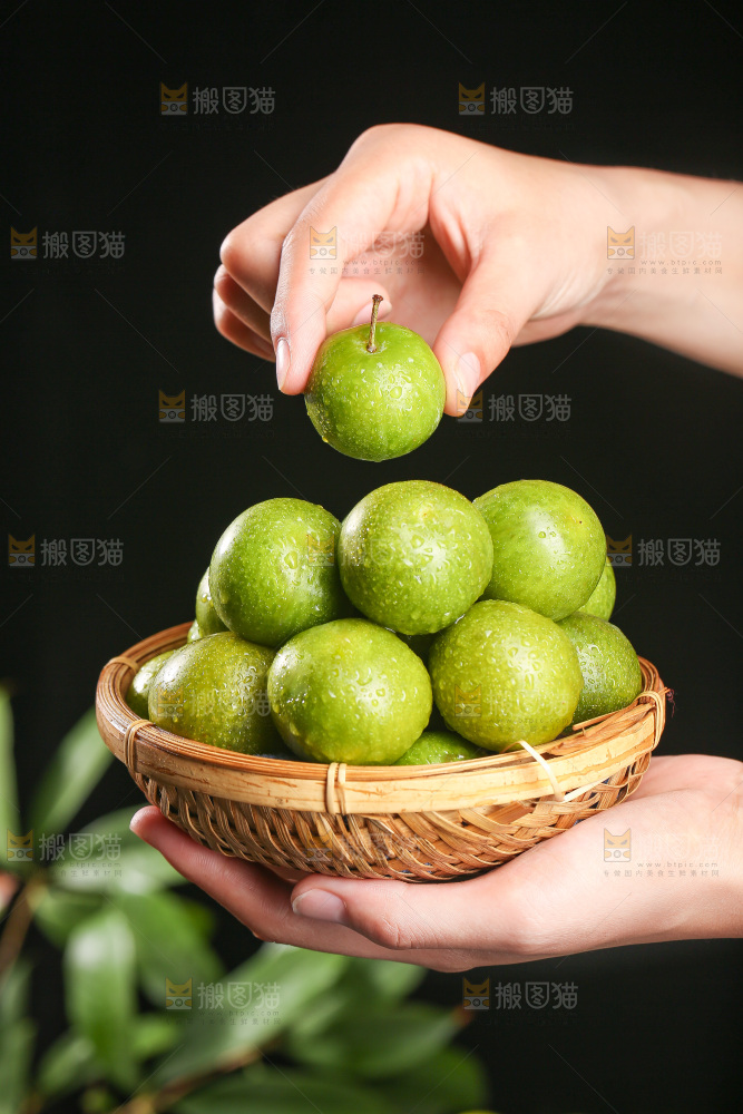 手上放着一篮脱骨李