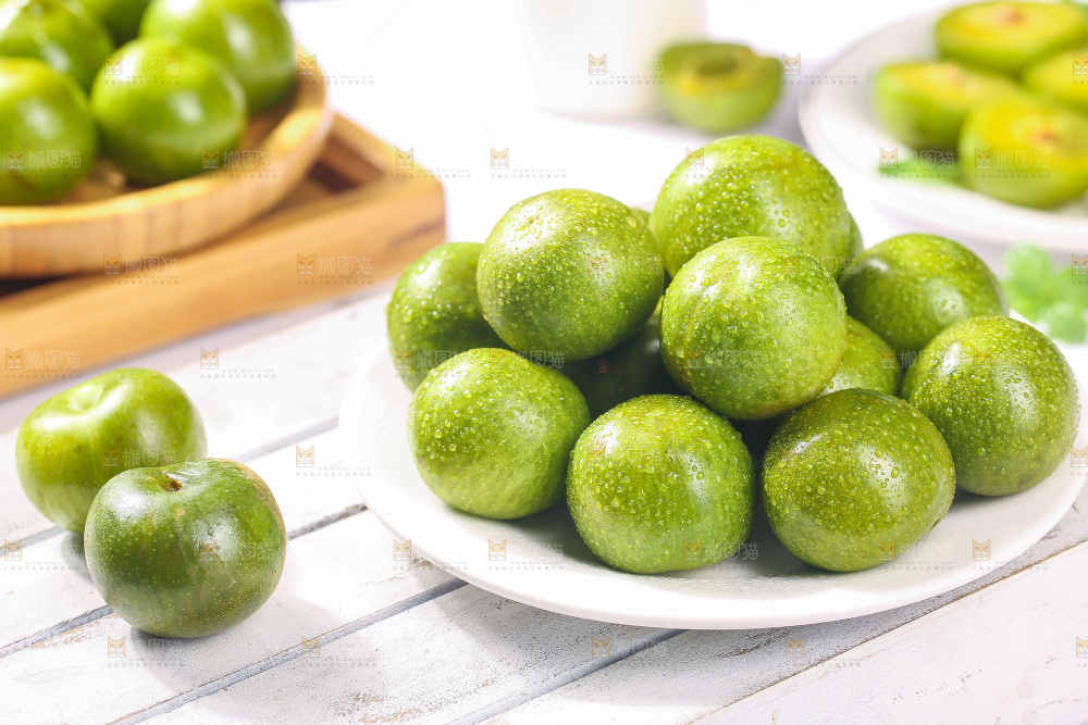 盘子里的新鲜脆李