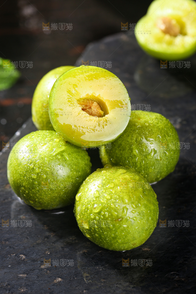 深底上摆放着青脆李