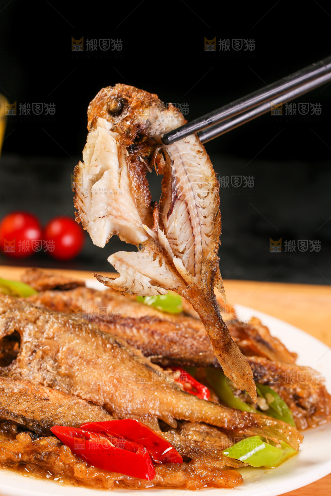 筷子夹着香酥煎鱼