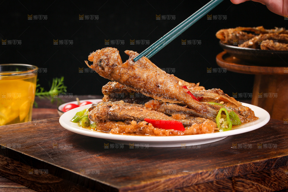 筷子上夹着香酥煎鱼