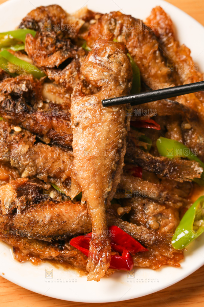 筷子夹着香酥煎鱼