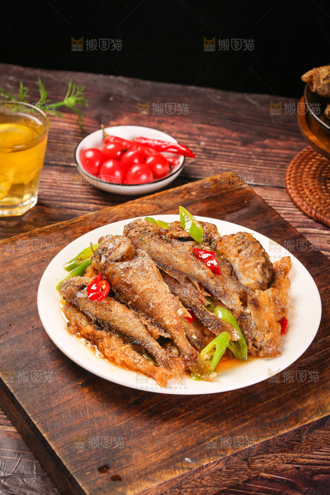 木底上放着一盘香酥煎鱼