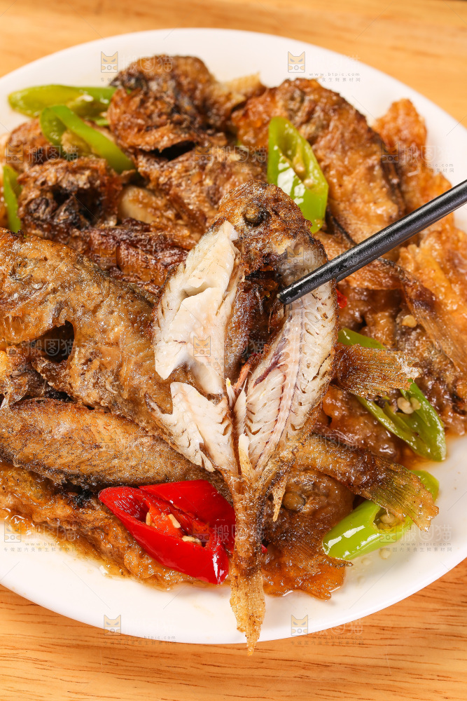 筷子夹着香酥煎鱼