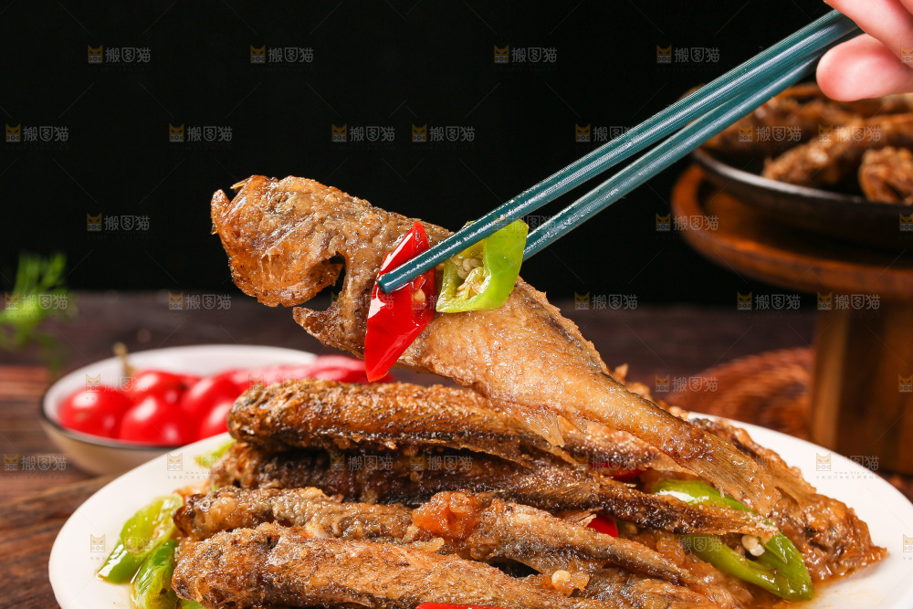 筷子上夹着香酥煎鱼