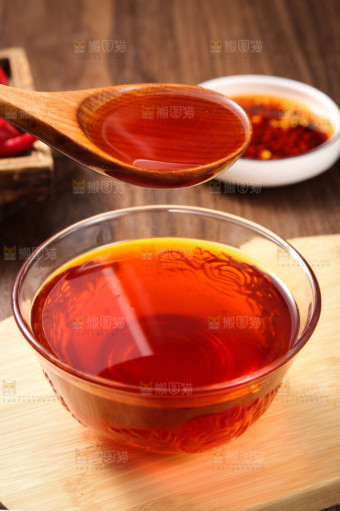 勺子里的辣椒红油