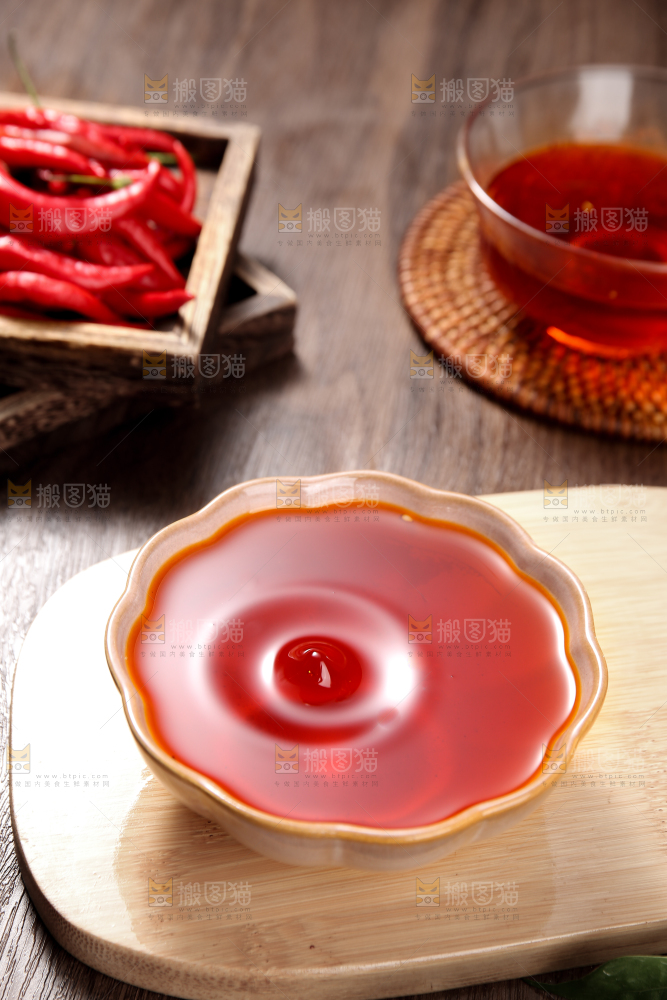 木底上放着一碗辣椒油