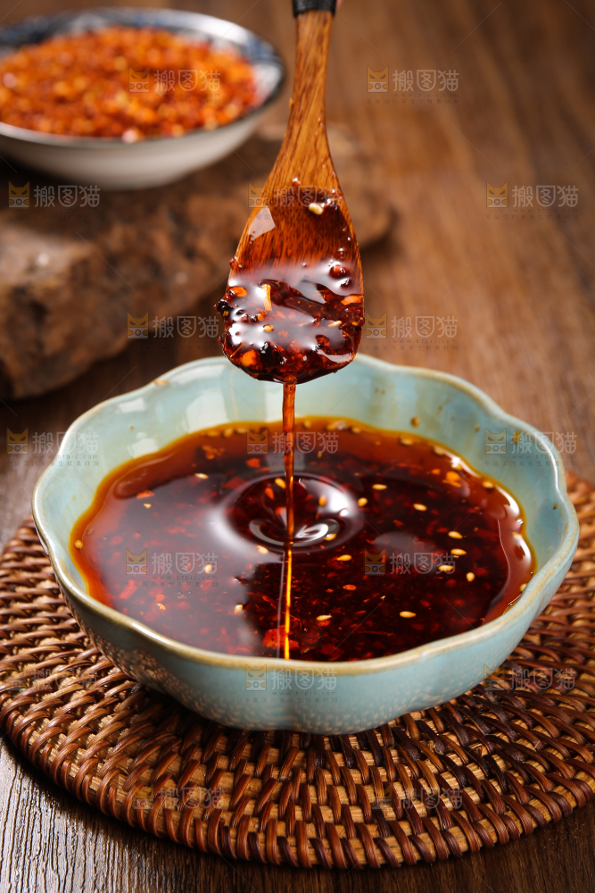 勺子上的油泼辣子