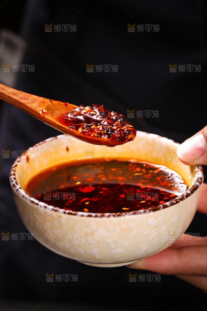 勺子上的油泼辣子
