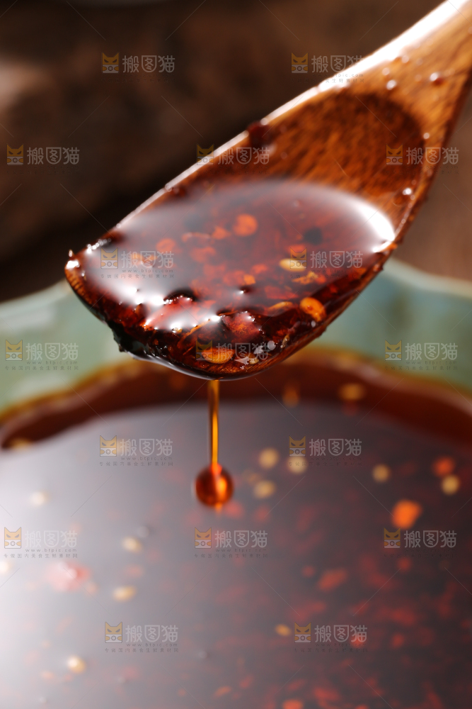 勺子上的油泼辣子