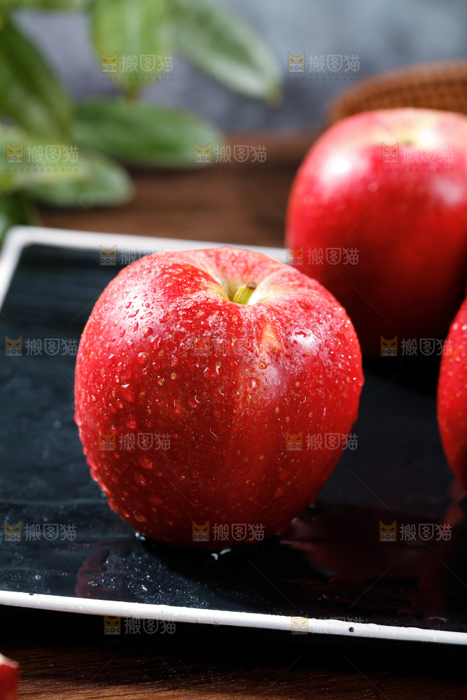 黑底上放着单烁苹果