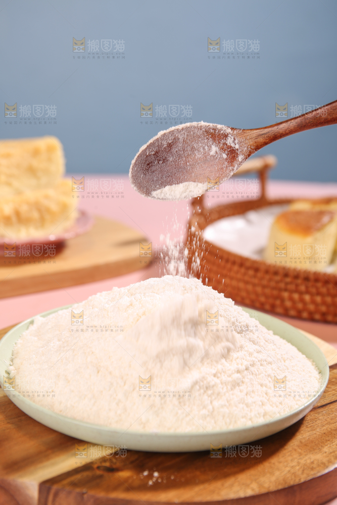 勺子上的蛋糕预拌粉