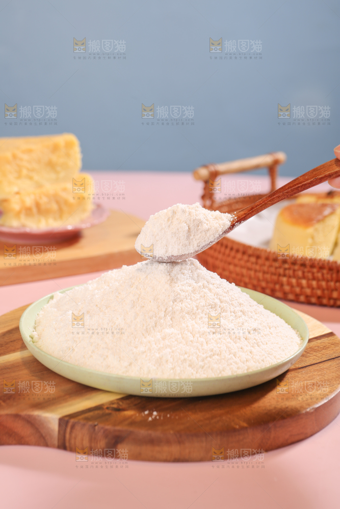 勺子上的蛋糕预拌粉
