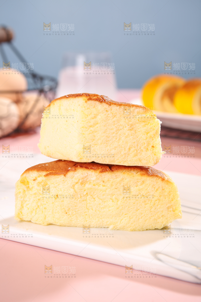 白底上的芝士蛋糕
