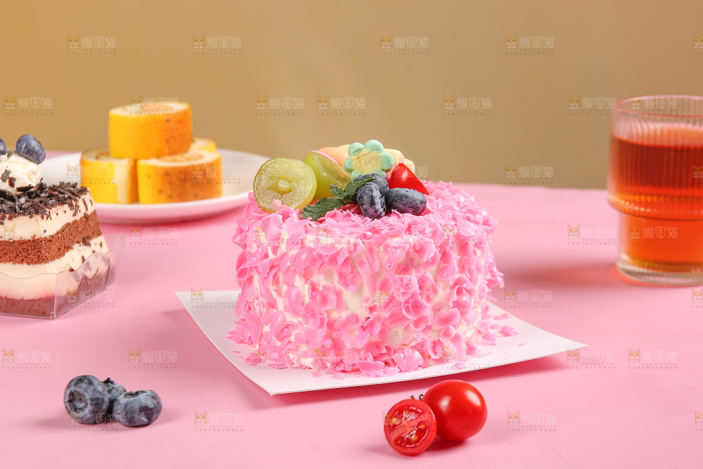 盘子里的奶油蛋糕