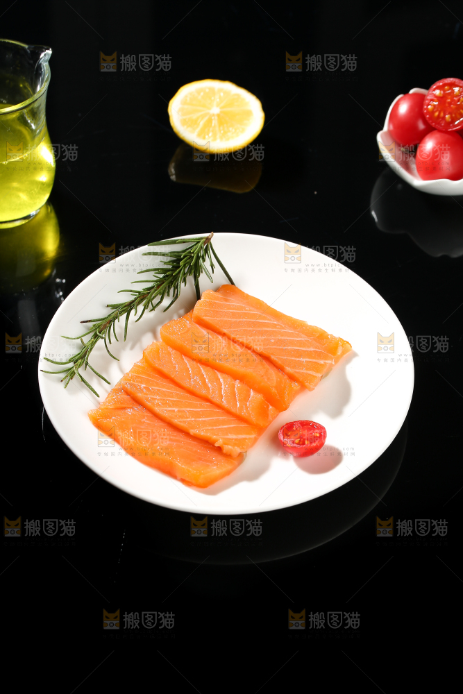 黑底上的一盘三文鱼刺身