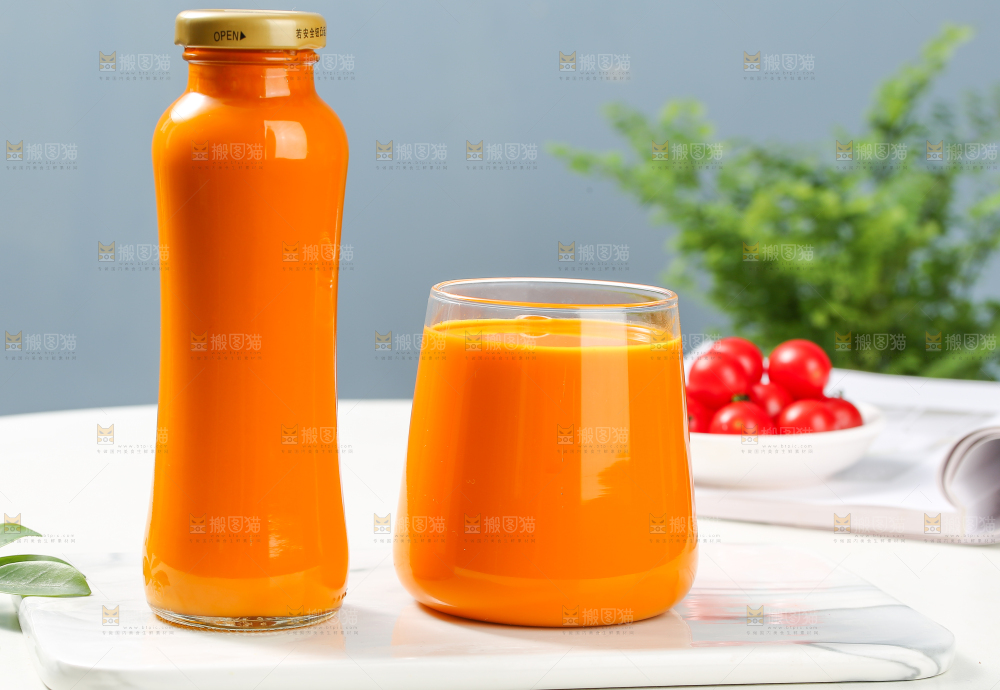 白底上的一杯沙棘汁