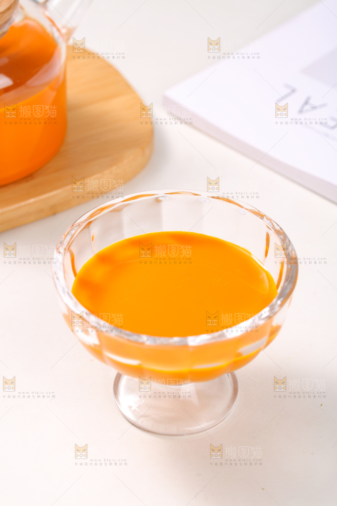 白底上的一杯沙棘果汁