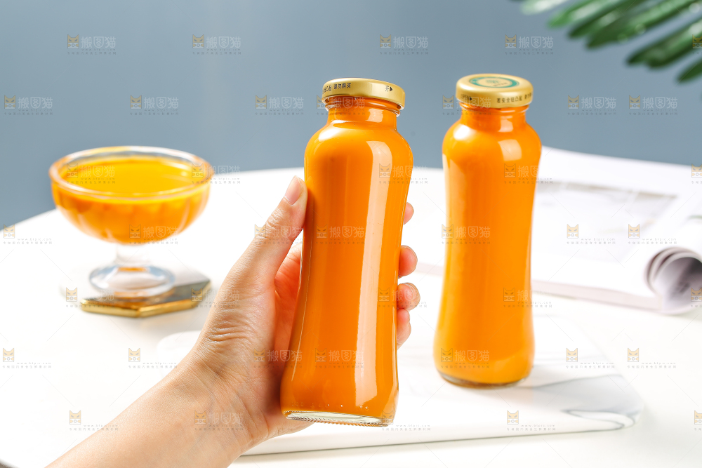 手里拿着沙棘果汁
