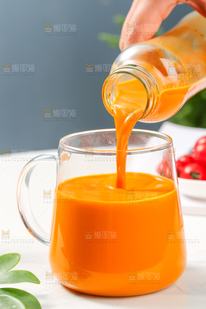 手里倒着沙棘果汁